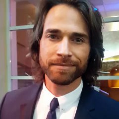 Sebastián Rulli saluda a sus Rullinaticas a su llegada a los #PremiosTvYNovelas2015