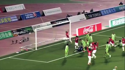 Como ser portero y tumbar a dos rivales de un puñetazo