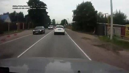 Il s'énerve contre une femme qui lui est rentré dedans alors qu'elle était au téléphone !