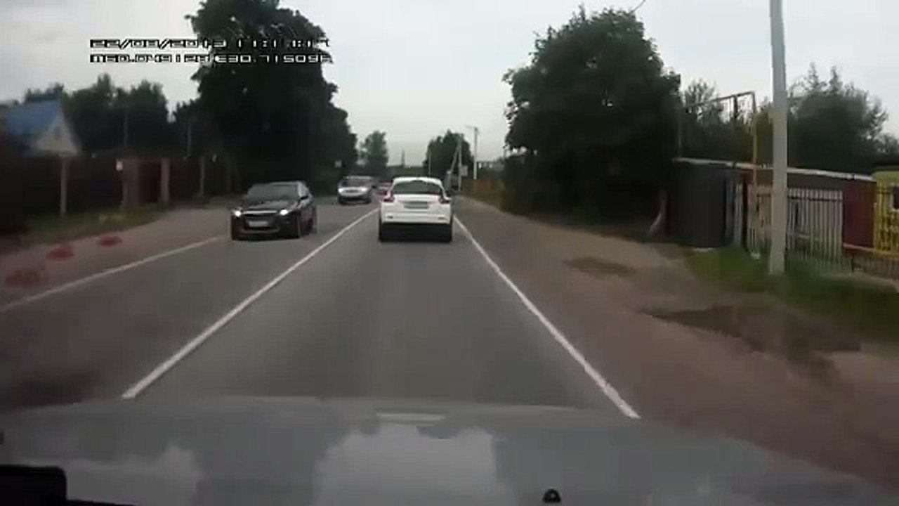 Il s'énerve contre une femme qui lui est rentré dedans alors qu'elle était au téléphone !