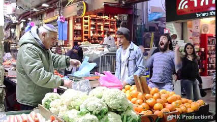 İnsanların Arkasından Konuşmak Yerine Dans Eden Adam