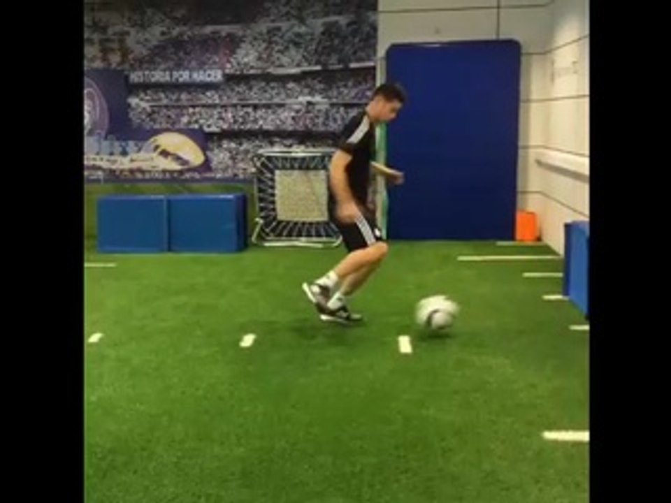 James Rodriguez ya toca el balon despues de lesion con Real Madrid