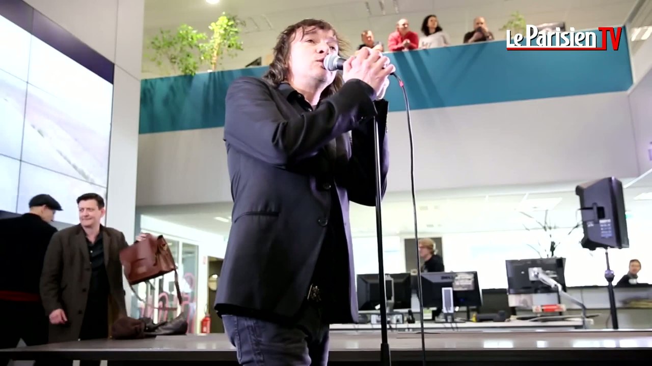 Cali fait son show devant et... derrière la caméra du Parisien