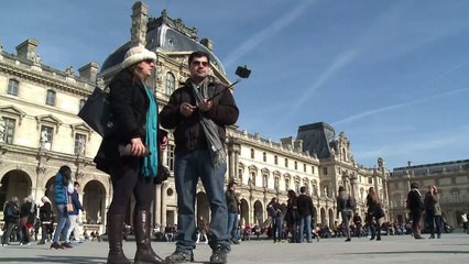 عصا السيلفي غير مستحبة في المتاحف الفرنسية