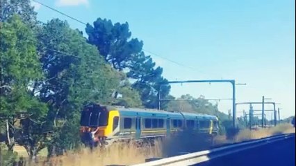 2 ados surpris en plein "train surfing"