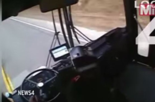 Conductor de autobús se queda dormido y ocasiona accidente múltiple