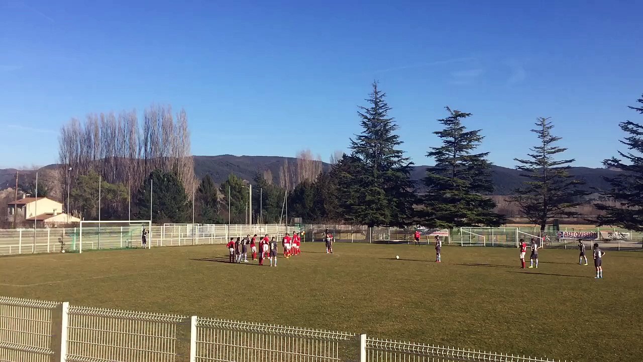 U 19 : coup franc ... Bras levé de l'arbitre = CF indirect !!!