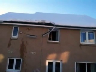 Une astuce pour déneiger le toit de votre maison