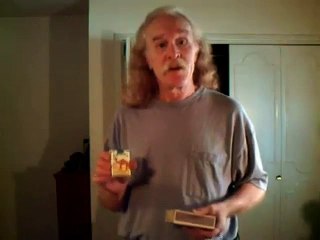 Ce mec nous montre comment allumer une cigarette avec classe