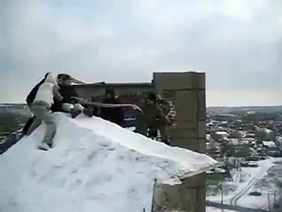 Des jeunes  font du saut à l'élastique depuis le toit d'un immeuble