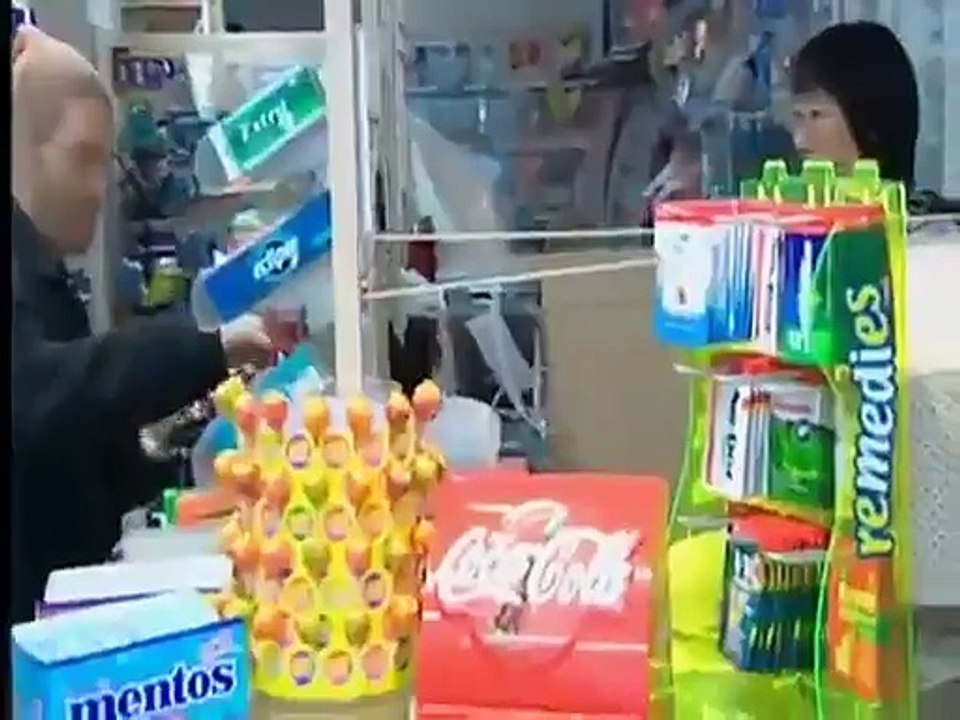 Faire ses courses avec un bas nylon sur la tête.