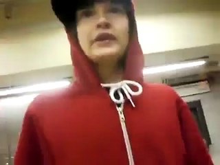 Une descente en escalator ratée