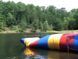 Un saut de malade dans une piscine géante