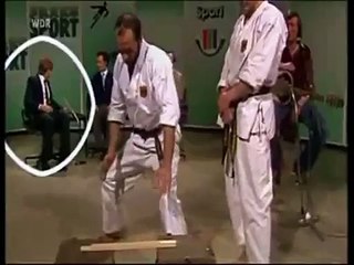 Ce monsieur n'est pas tranquille, le karaté ça fait peur