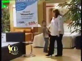 Un matelas à eau dans un magasin.