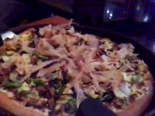 Une pizza chinoise avec des bestioles vivantes