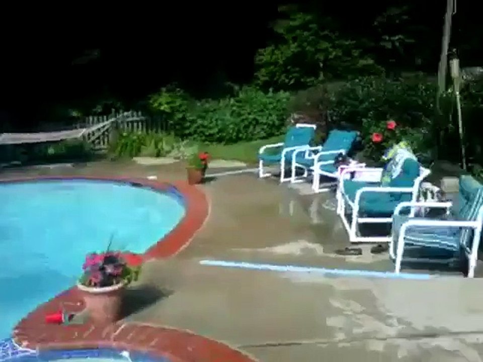 Voici un pro du saut sur matelas dans la piscine