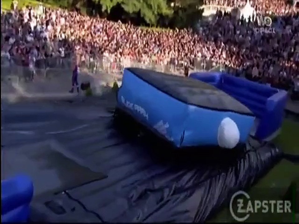 Taig Chris bat le record du saut en longueur avec des rollers