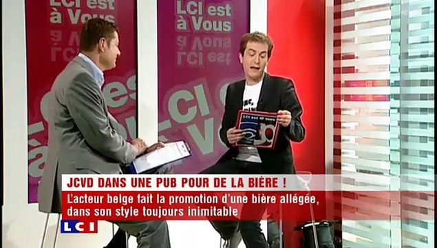 Jean Claude Van damme se ridiculise dans une publicité