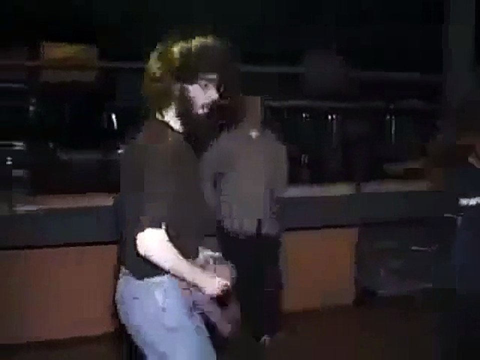 Un mec complètement taré danse tout seul sur la piste