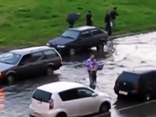 Ils font du ski nautique en pleine rue