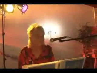 Le disc jockey qui mange ses micros