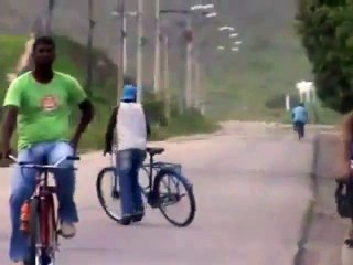 Un brézilien complètement bourré marche à coté de son vélo