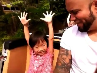 Le baptême du rollercoaster d'un enfant