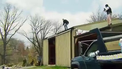 Il rate sa cascade et se fait très mal