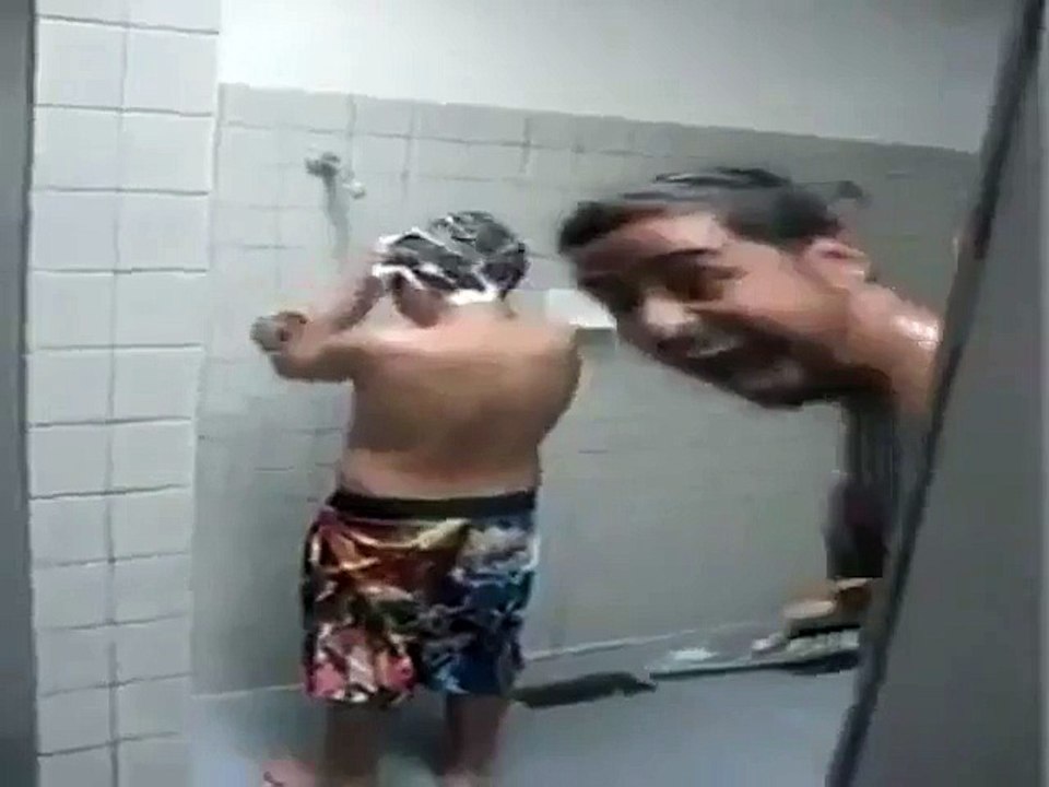 La vieille blague du shampoing sans fin