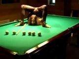 INCROYABLE! Elle est contorsionniste et joue au billard