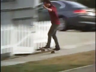 Un skateur se fait ecraser par une voiture