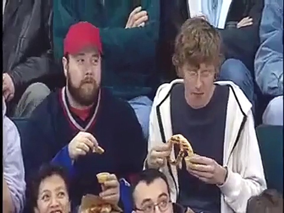 Deux mecs ravis d'avoir été choisis par la Kisscam