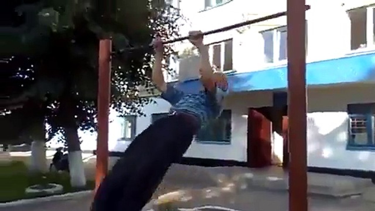 Papy fait tranquillement des tractions