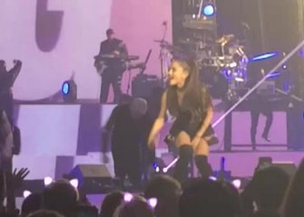 Ariana Grande sufre aparatosa caída en concierto