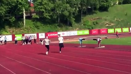 Une blonde qui s'invente des obstacles