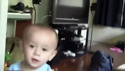 Un petit garçon apprend à jouer de l'harmonica