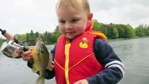 Un petit garçon pêche son premier poisson