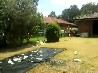 Il glisse sur une bâche savonée et saute à côté de la piscine