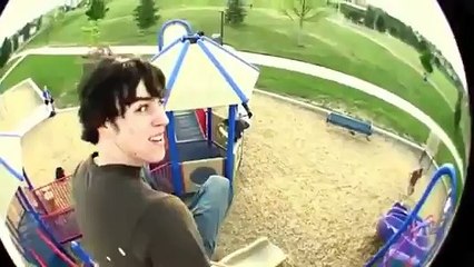 Il saute et se mange le toit du château