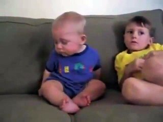 Un petit garçon essaye de résister au sommeil