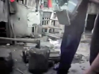 Cet imbécile casse son ordinateur à coup de hache