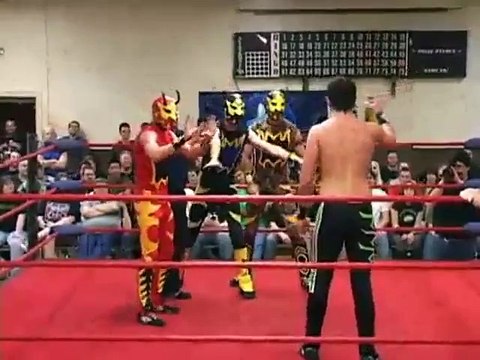 Les catcheurs sont de vrais comédiens, je n'ai pas dit qu'ils étaient bons