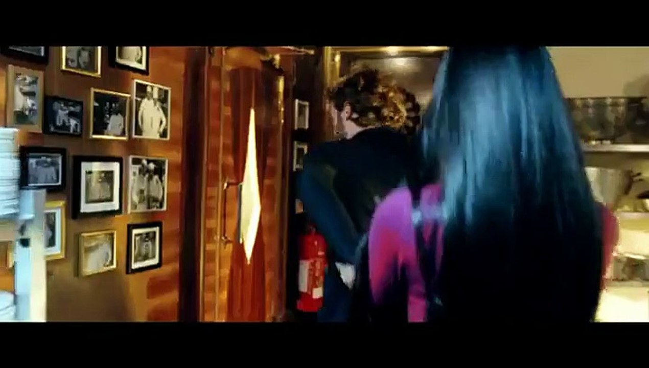 Un magicien fait des trucs incroyables pour séduire une fille