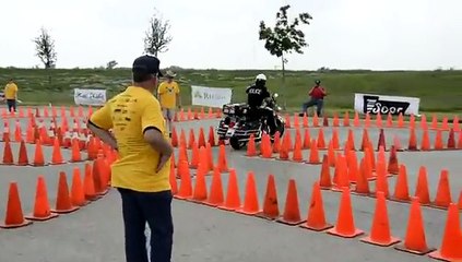 Un motard américain trop fort avec sa moto