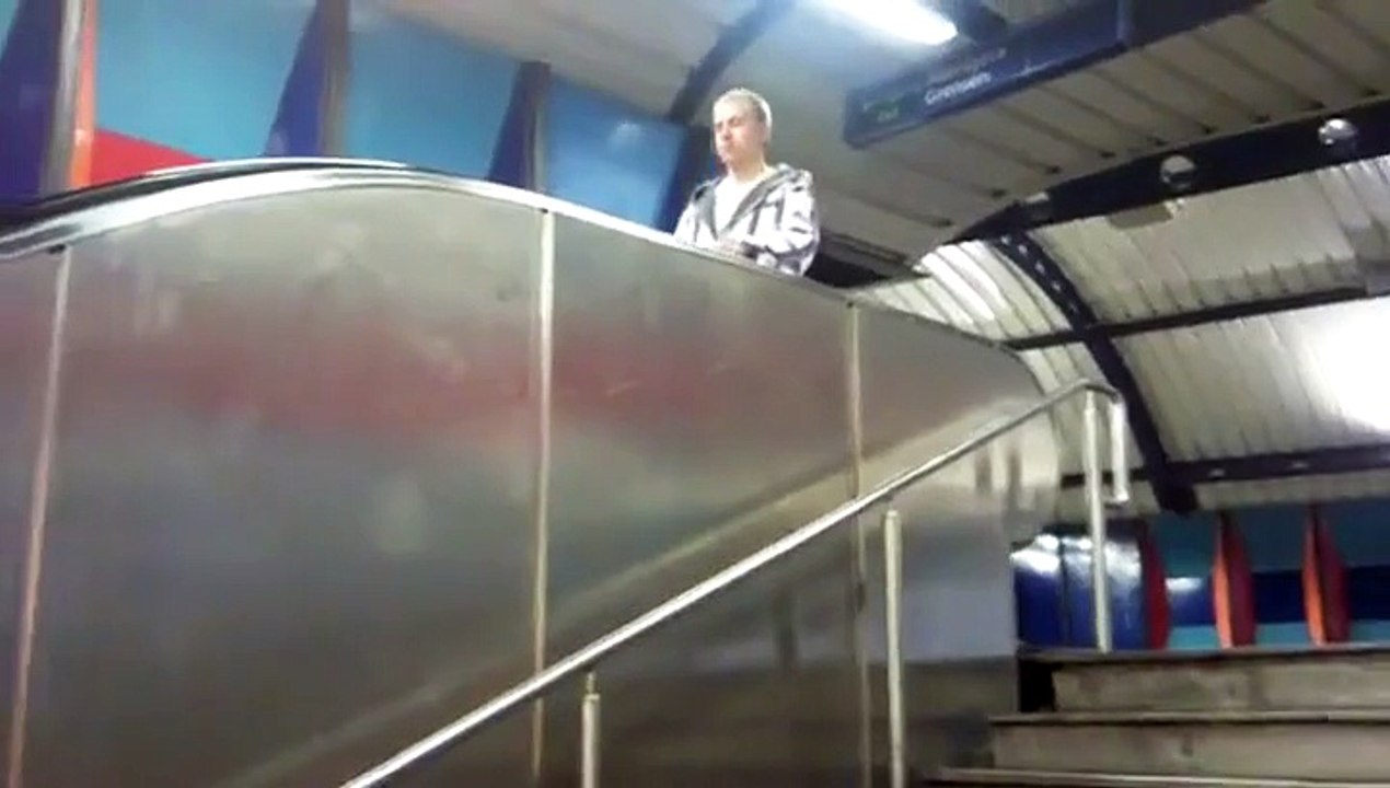 Il descend avec l'escalator, original???