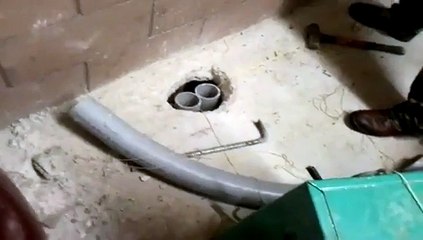 Il sauve un chaton qui était tombé dans un tuyau