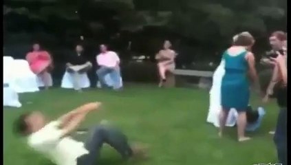 Il danse et tombe dans l'étang, évidemment