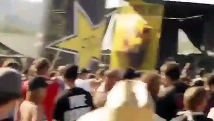 Il se bat contre un fantôme à un concert de métal