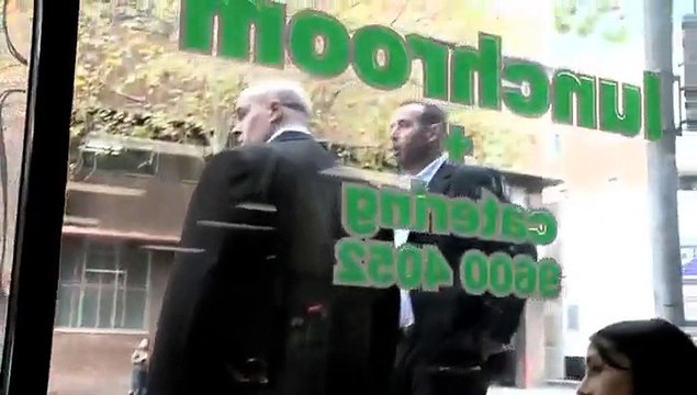 Ce con détruit sa voiture parce qu'elle tombe en panne